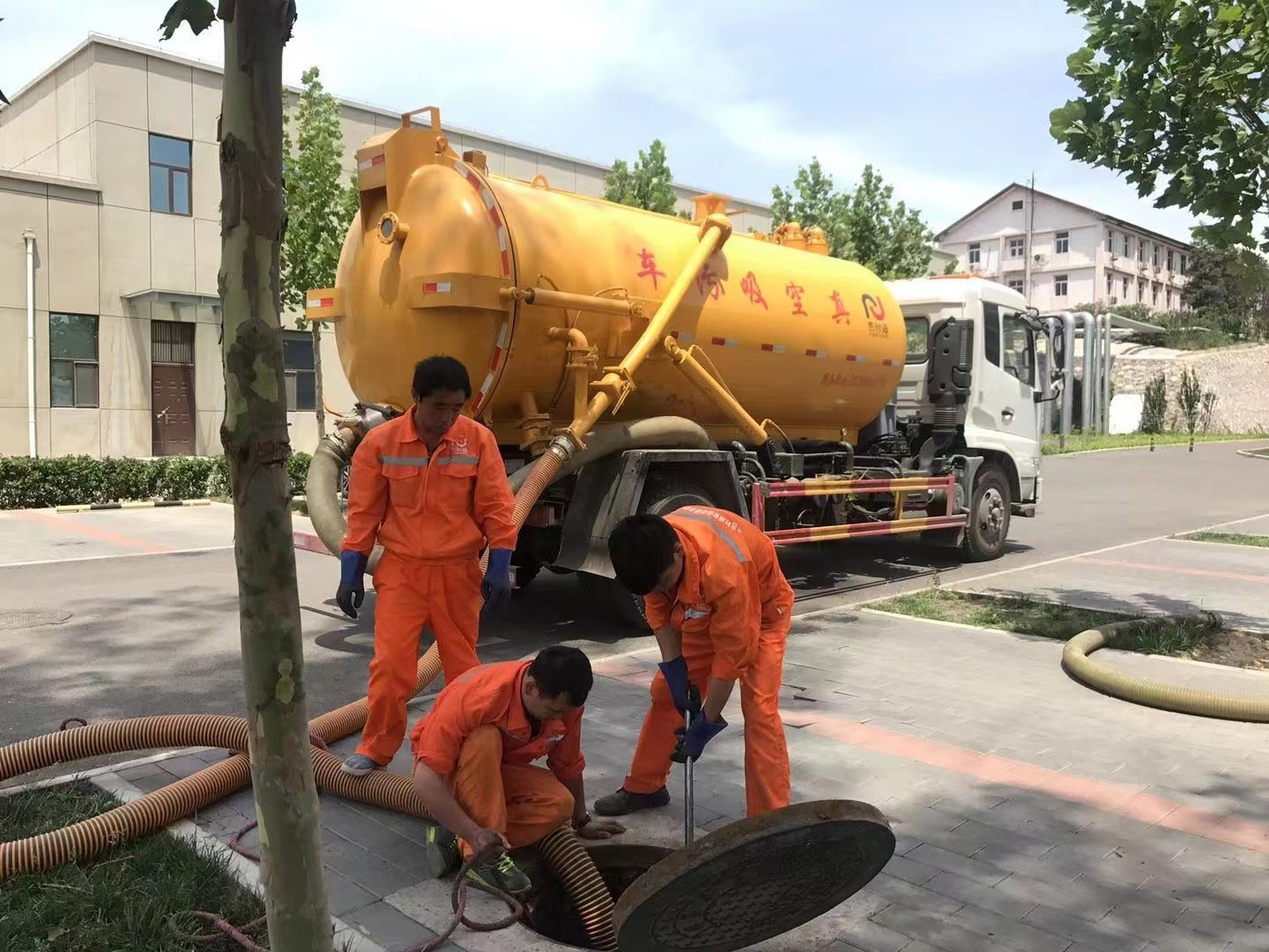 靖安管道疏通车停在窨井附近