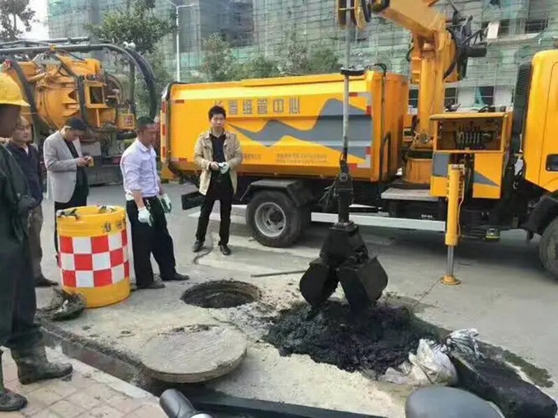 靖安街道：网格员化身“清道夫”，为民解忧疏通“堵心”化粪池