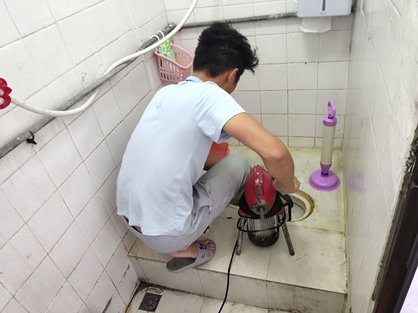 靖安管道堵塞冒臭气 专业师傅现场解决问题