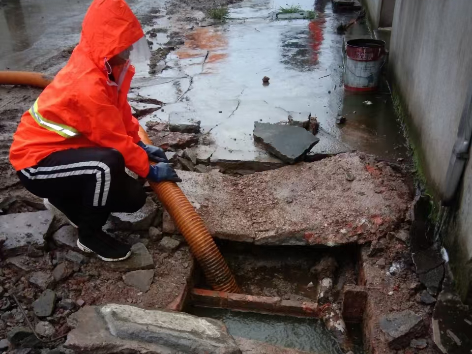 靖安专业清理污水池 炜誉市政以规范流程守护城市 “肠道”