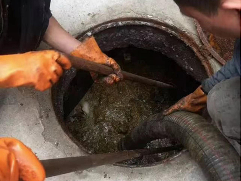 靖安清理化粪池时如何避免沼气的危害？